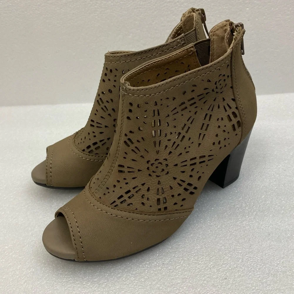 Earth Origins Shaye Taupe Khaki Tan Neutral Heel Leather Laser cut Bootie Size 6